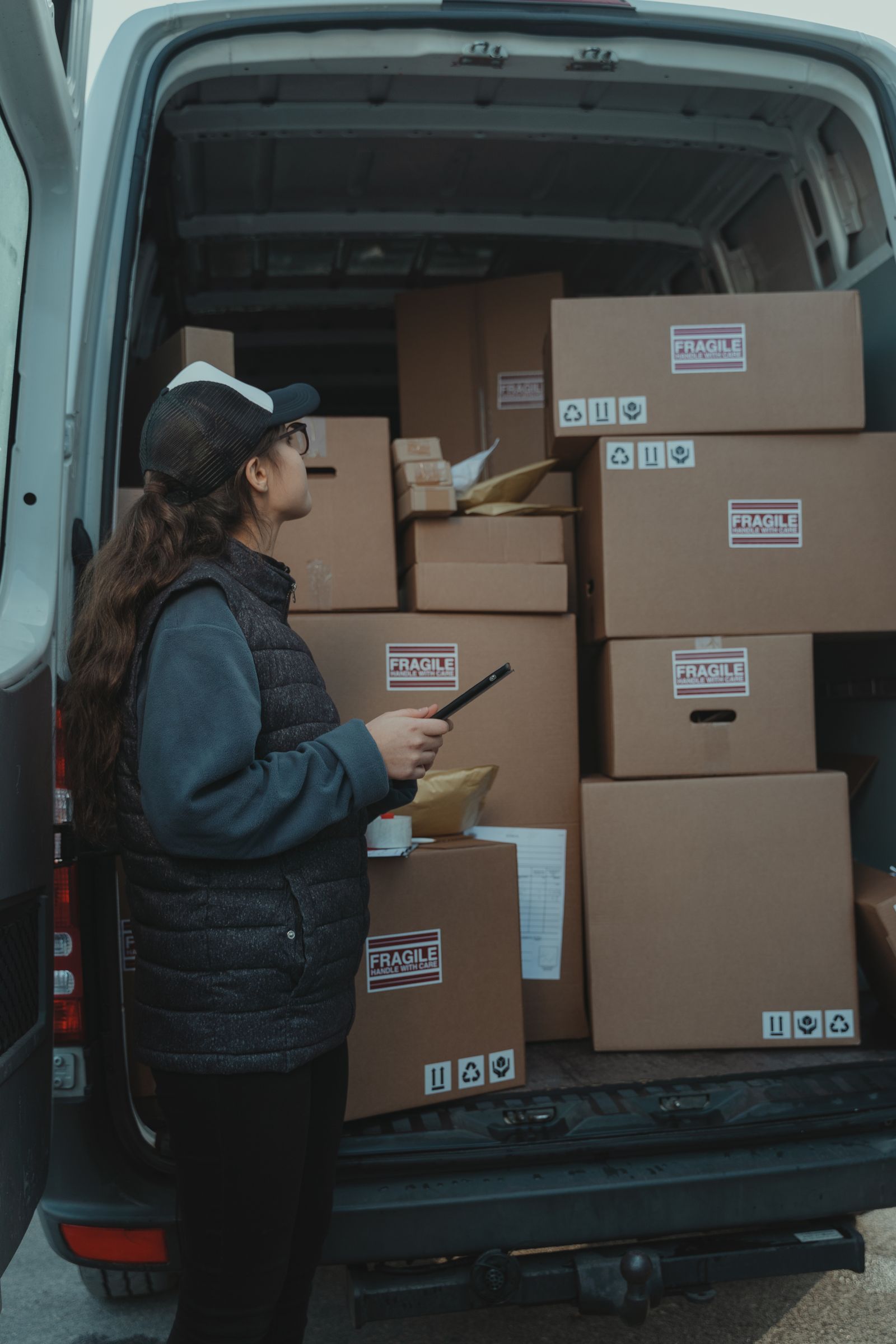 Organisation logistique et contrôle des colis dans une fourgonnette