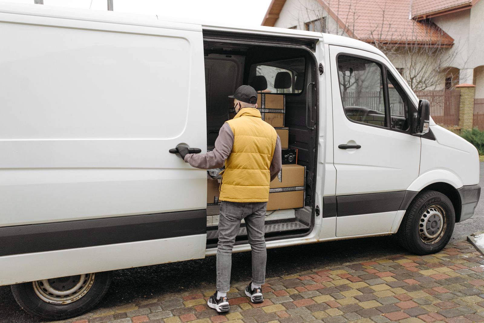Chauffeur TRANSMALIN chargeant une fourgonnette de livraison